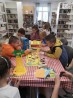 Dzieci grają w gry planszowe w bibliotece