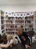 Dzieci przy regałach w bibliotece